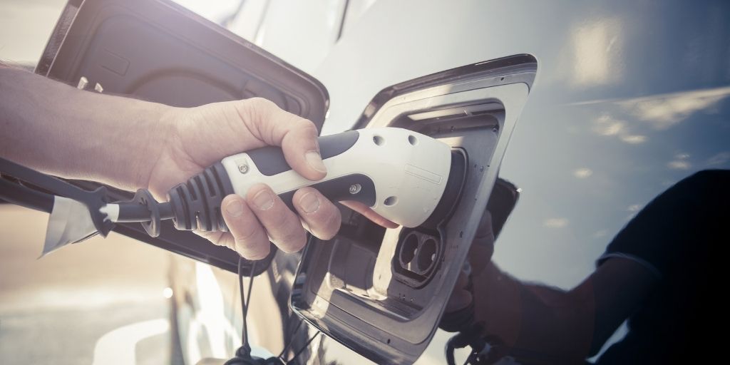 los vehículos híbridos y eléctricos también llevan baterías de 12V