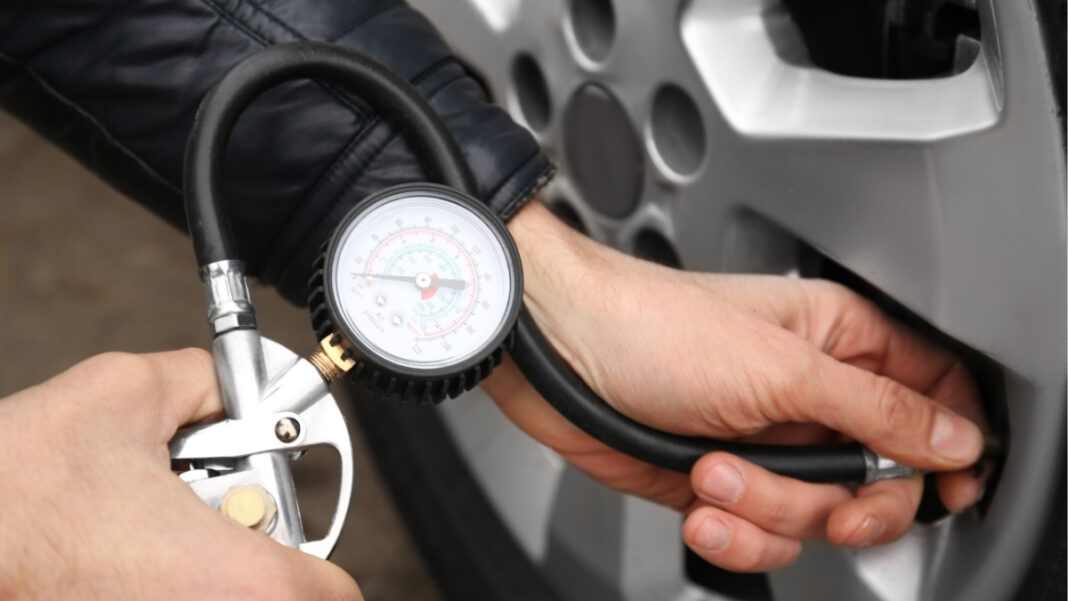 revisar coche antes viaje largo seguridad carretera mantenimiento