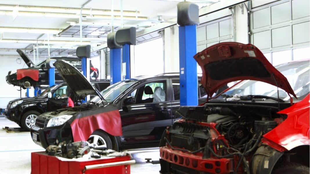 Reparación de coches en taller de automoción